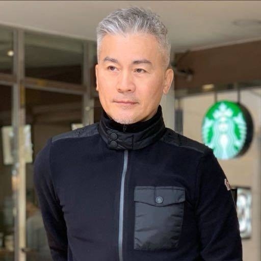 陳孝萱前夫！資深男星恢單26年「獨住美國大別墅」　「滿頭白髮帥炸」種花養狗好自在