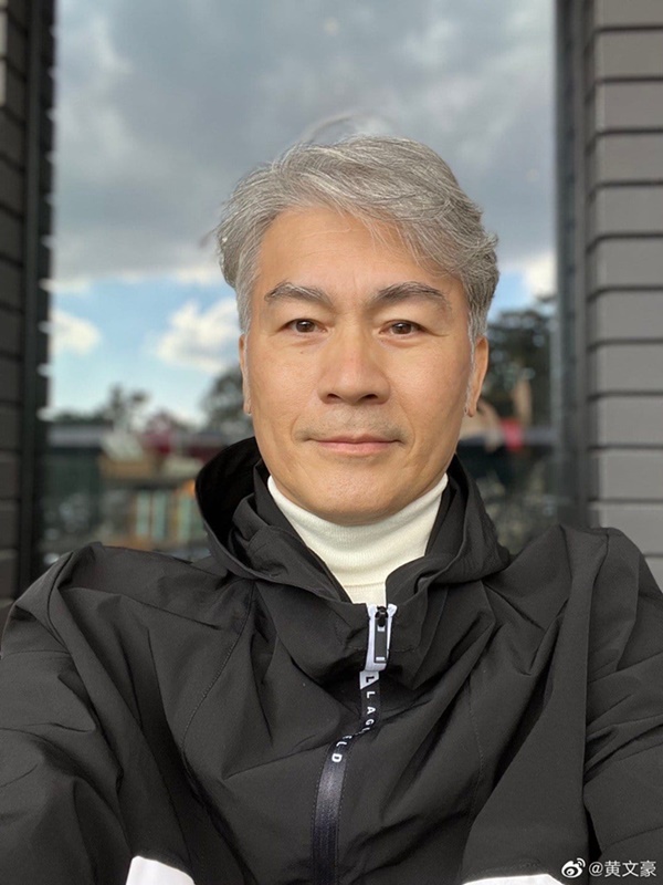 陳孝萱前夫！資深男星恢單26年「獨住美國大別墅」　「滿頭白髮帥炸」種花養狗好自在