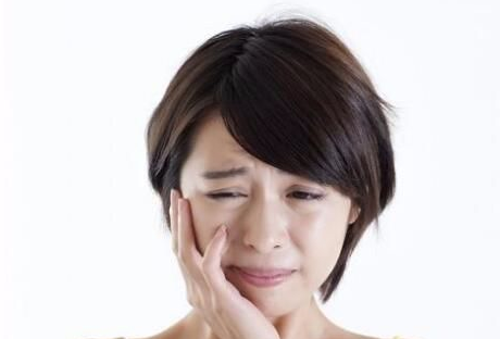  婚前未婚夫「去參加同學會」！接到一通電話，我淚如雨下「決定取消婚禮」 