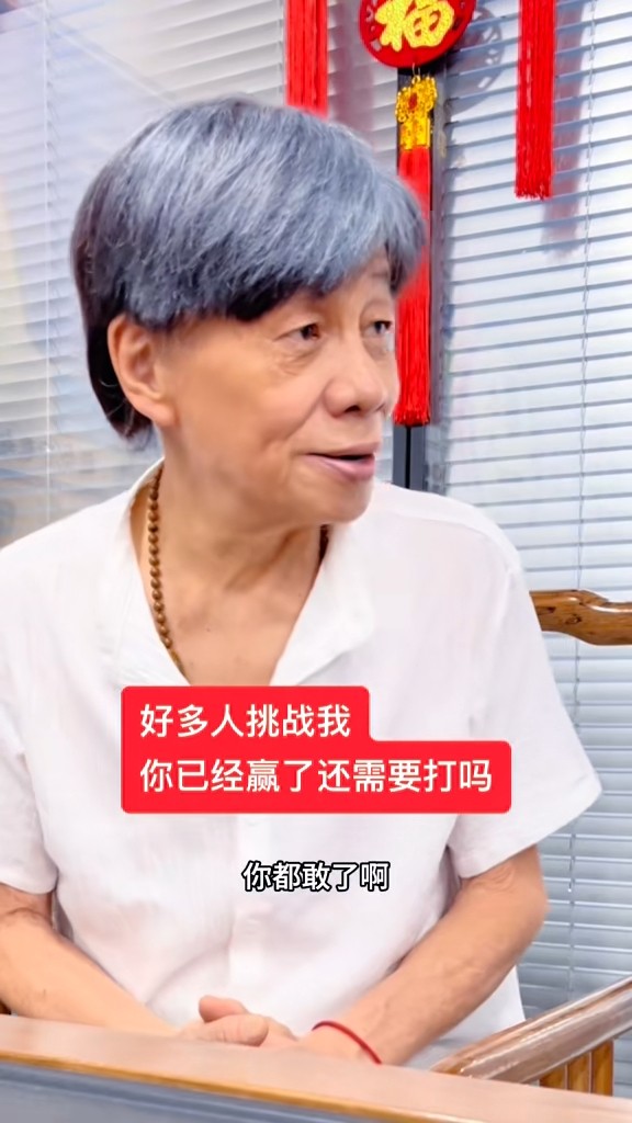 息影多年！77歲男星「滿頭白髮、身形消瘦」突露面　怒揭「某男星真面目」：只會醜化人