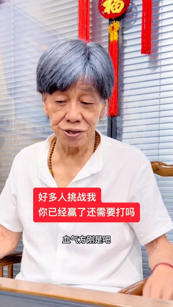 息影多年！77歲男星「滿頭白髮、身形消瘦」突露面　怒揭「某男星真面目」：只會醜化人