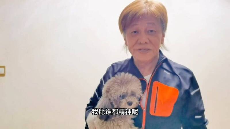 息影多年！77歲男星「滿頭白髮、身形消瘦」突露面　怒揭「某男星真面目」：只會醜化人