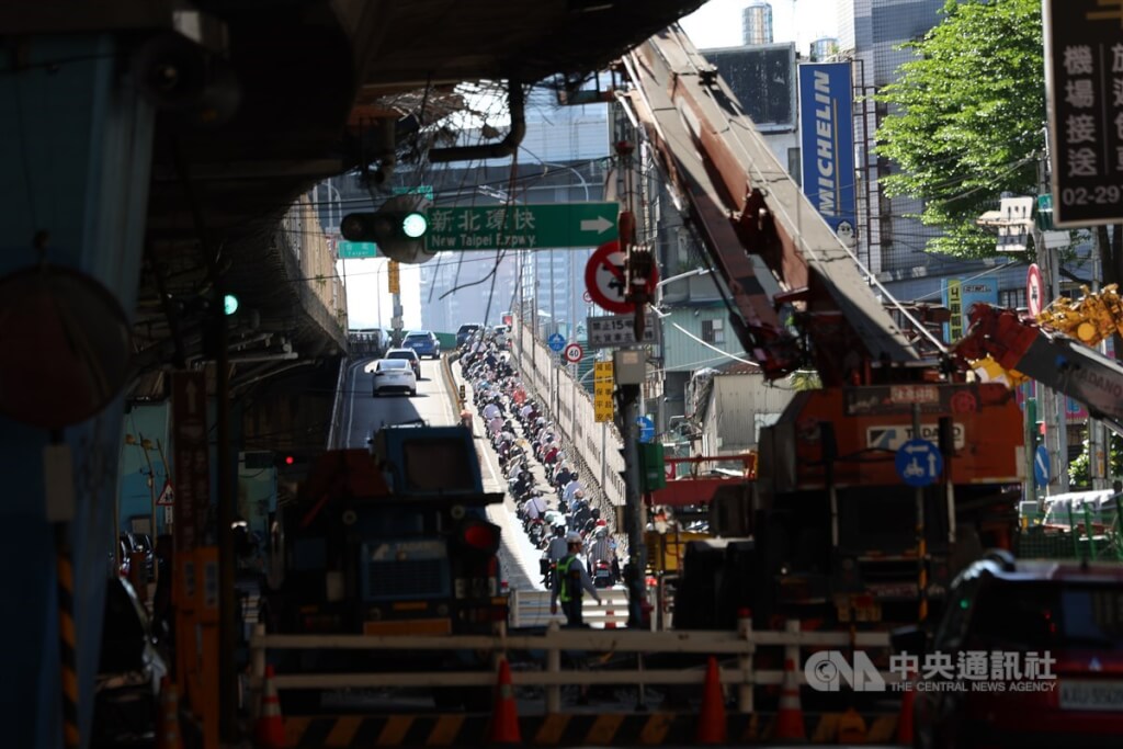 快訊／撞破忠孝橋！肇事駕駛「天價賠償金曝光」快哭了　侯友宜怒嗆：「絕不寬貸」
