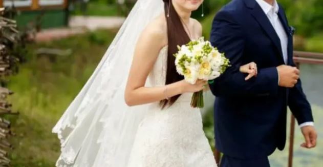下個月結婚！爸爸撞見愛女「車上親小王」氣炸　糾結「該不該告訴女婿」：被威脅斷絕關係
