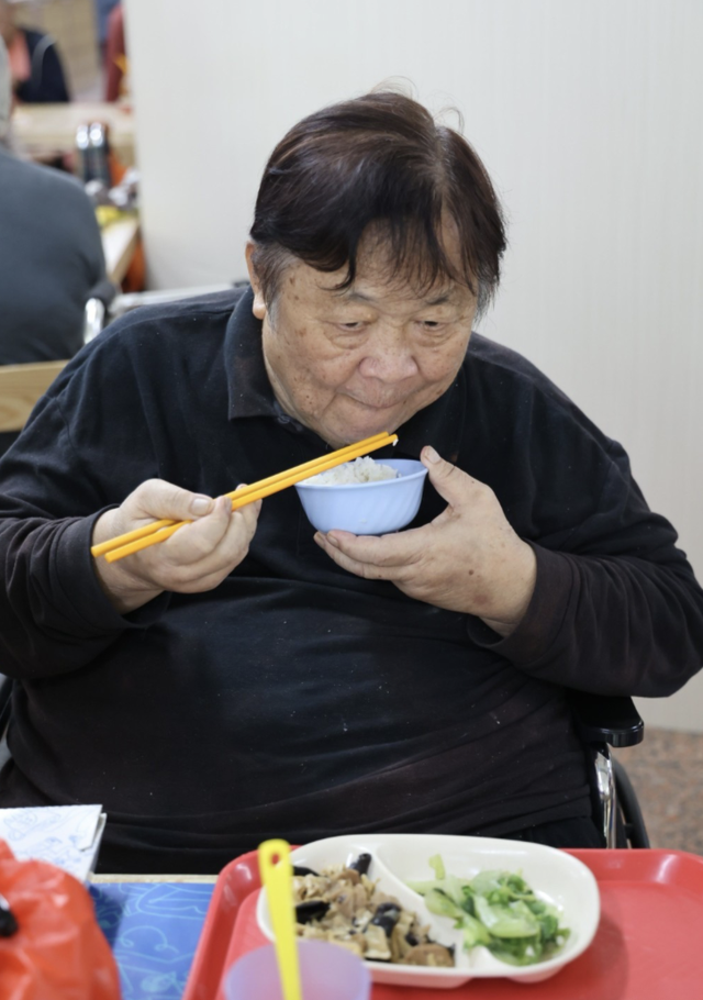 摔倒住養老院！綠葉男星「借三套房產給長女」瀕臨破產　「坐輪椅穿紙尿布」月領津貼過活