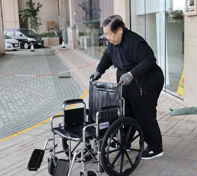 摔倒住養老院！綠葉男星「借三套房產給長女」瀕臨破產　「坐輪椅穿紙尿布」月領津貼過活