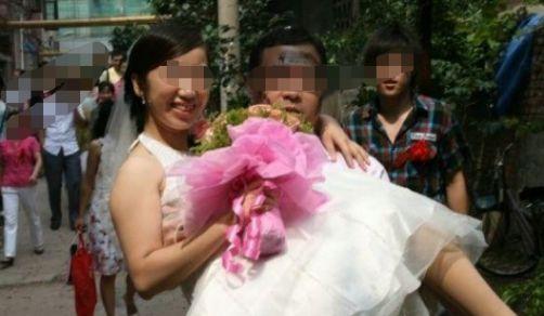 我再婚「前妻不請自來」，聽到她對服務員說的話：我當場砸了婚禮！
