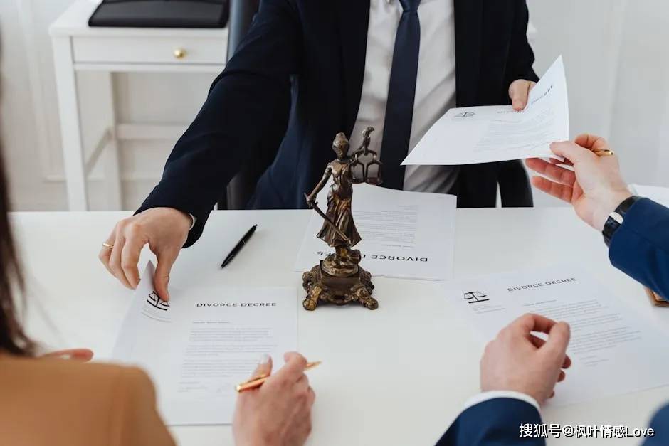 我再婚「前妻不請自來」，聽到她對服務員說的話：我當場砸了婚禮！