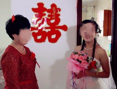 新婚當晚！我和老公正準備睡覺，公公來敲門，「提一個要求」讓我流淚
