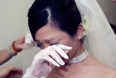 新婚當晚！我和老公正準備睡覺，公公來敲門，「提一個要求」讓我流淚