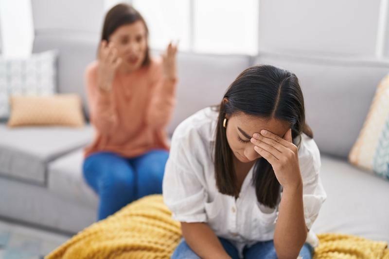 新婚當晚！我和老公正準備睡覺，公公來敲門，「提一個要求」讓我流淚