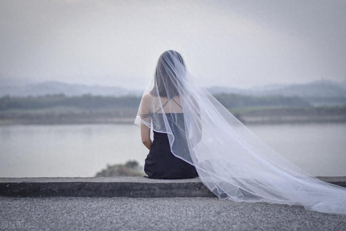 新婚當晚！我和老公正準備睡覺，公公來敲門，「提一個要求」讓我流淚