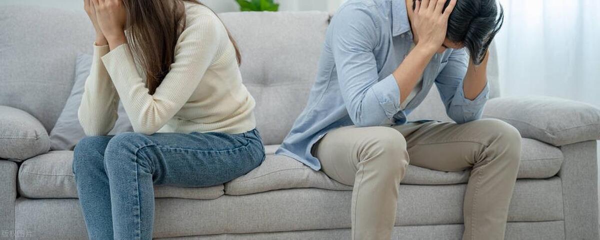 新婚當晚！我和老公正準備睡覺，公公來敲門，「提一個要求」讓我流淚