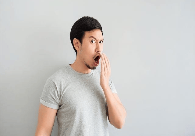 明明前一晚已經刷牙「為何隔天還是會口臭？」醫生透露「或存在這3點原因」