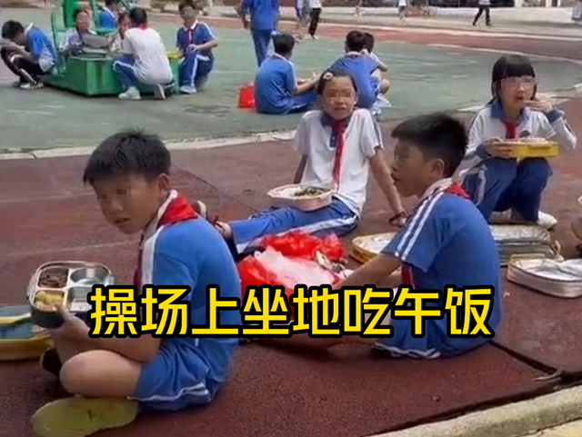 沒訂學校午餐！某小學被踢爆「讓孩子坐操場吃飯」家長氣瘋　頂40多度高溫「校長回應了」...
