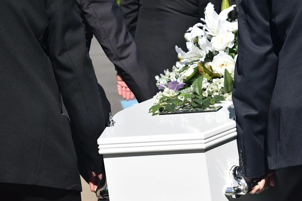 87歲局長病逝！男保姆「照顧他17年」失聲痛哭　「下葬後隔天」兒女突找上門