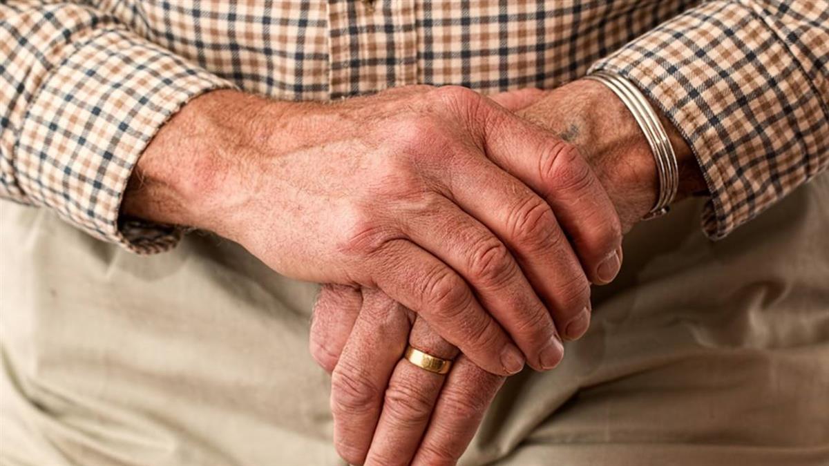 87歲局長病逝！男保姆「照顧他17年」失聲痛哭　「下葬後隔天」兒女突找上門