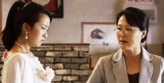 我連生兩女兒！婆婆不滿說我「不能生兒子」，小姑說一句話「婆婆低下了頭 」