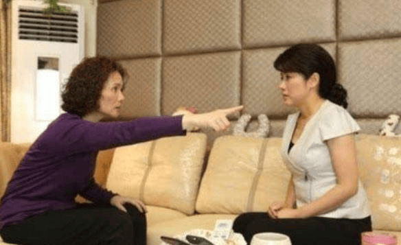 我連生兩女兒！婆婆不滿說我「不能生兒子」，小姑說一句話「婆婆低下了頭 」