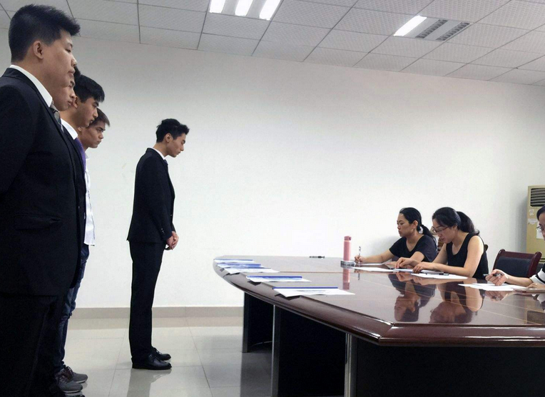 面試官：「 一個桌子切掉1個角，還剩幾個角？」　回答5個的人「立刻被淘汰」