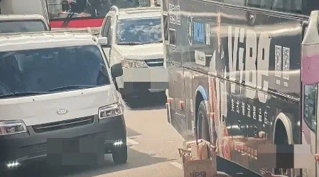 台北回收老伯遭輾！穿越車陣「遭國光客運捲車底」　驚悚瞬間曝光「下肢重傷送醫」