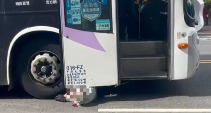 台北回收老伯遭輾！穿越車陣「遭國光客運捲車底」　驚悚瞬間曝光「下肢重傷送醫」