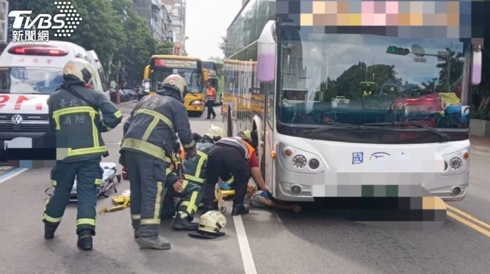 台北回收老伯遭輾！穿越車陣「遭國光客運捲車底」　驚悚瞬間曝光「下肢重傷送醫」