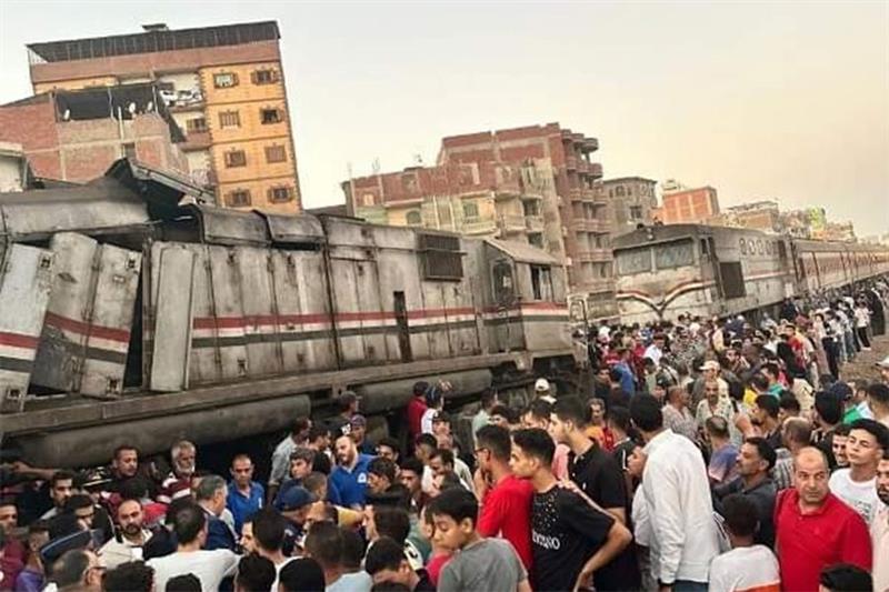 驚傳火車相撞事故！車廂明顯變形「民眾從車窗救人」　釀至少3人喪命「傷亡人數曝光」