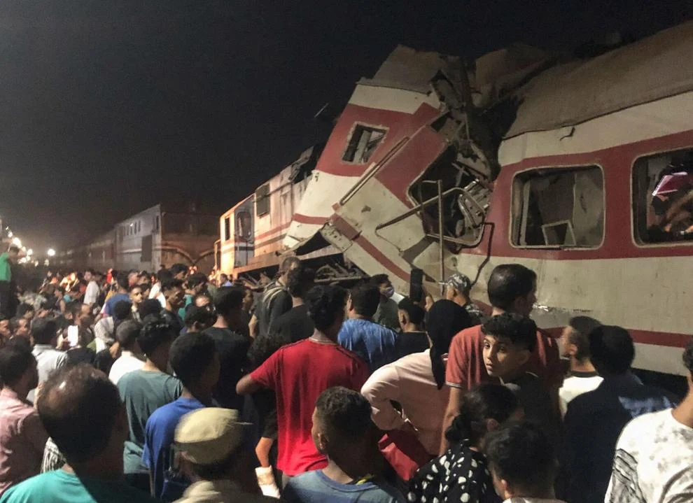 驚傳火車相撞事故！車廂明顯變形「民眾從車窗救人」　釀至少3人喪命「傷亡人數曝光」