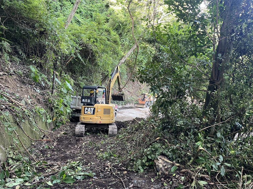 連日降雨！驚傳道路發生坍方「土石崩落中斷交通」　300多人受困「相關單位緊急出動搶修」　