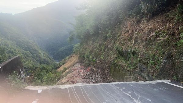 連日降雨！驚傳道路發生坍方「土石崩落中斷交通」　300多人受困「相關單位緊急出動搶修」　