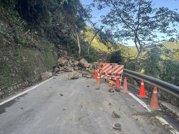 連日降雨！驚傳道路發生坍方「土石崩落中斷交通」　300多人受困「相關單位緊急出動搶修」　