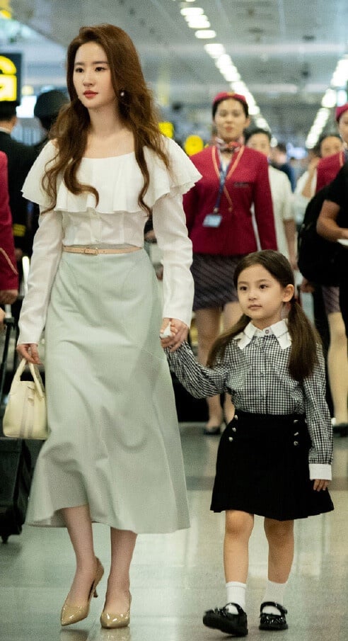 老公嫌棄我生女兒「留下1張提款卡」就拋棄了我們母女！ 某天去銀行取錢「一查餘額」我崩潰痛哭