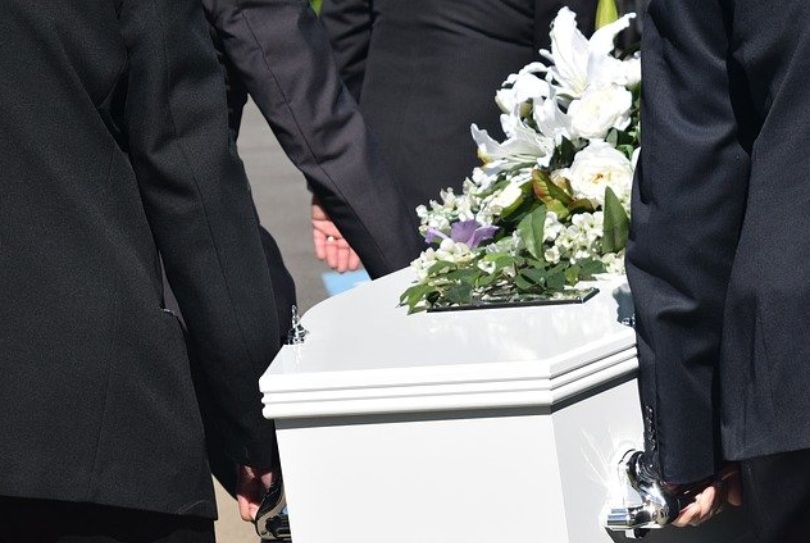 繼母伺候30年！父親臨終前「遺囑只給她1萬元」　辦完後事「我偷偷改掉」