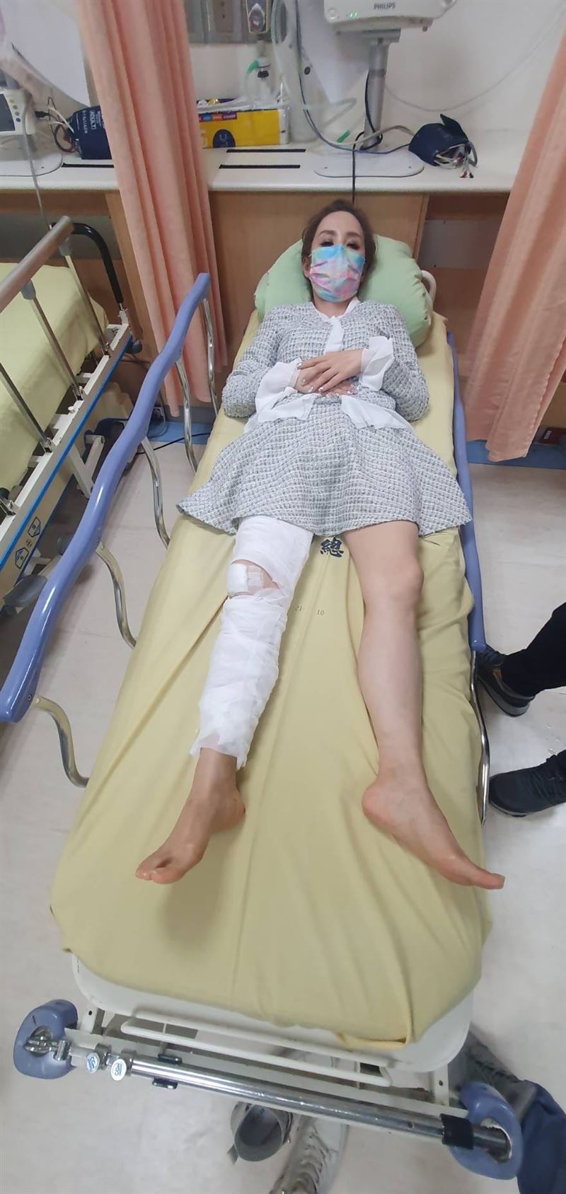 驚傳重傷送醫！59歲名嘴「傷勢好不了」驚悚畫面曝光　悲吐「有7疾病纏身」又被醫生警告：恐失明