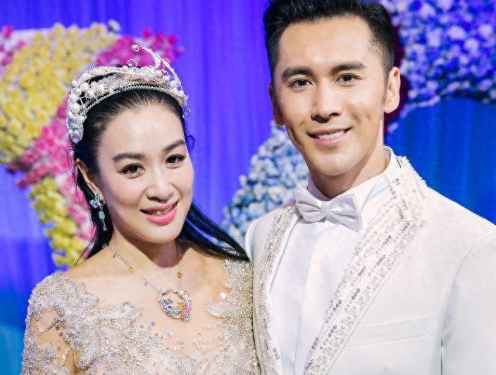 他長得帥演技好！25歲時不顧反對「娶大15歲妻子」　21年後「近況曝光」出乎意料