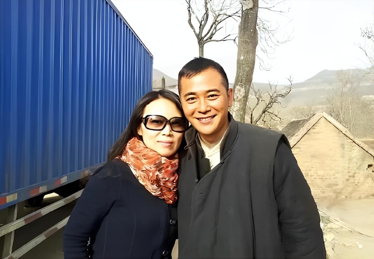 他長得帥演技好！25歲時不顧反對「娶大15歲妻子」　21年後「近況曝光」出乎意料