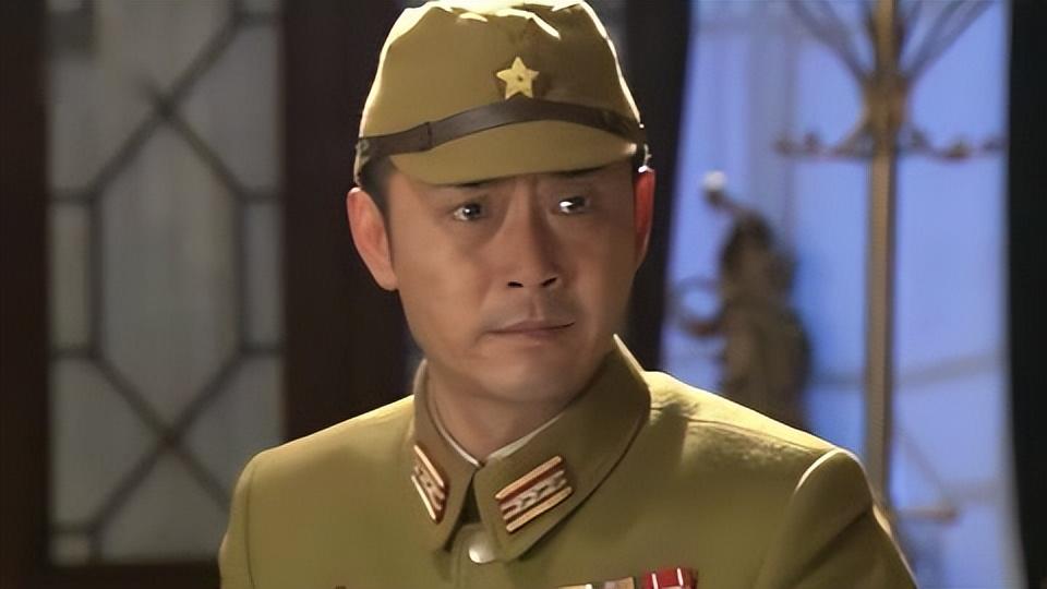 他長得帥演技好！25歲時不顧反對「娶大15歲妻子」　21年後「近況曝光」出乎意料