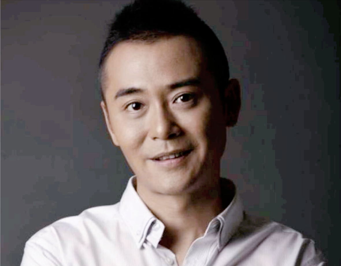 他長得帥演技好！25歲時不顧反對「娶大15歲妻子」　21年後「近況曝光」出乎意料