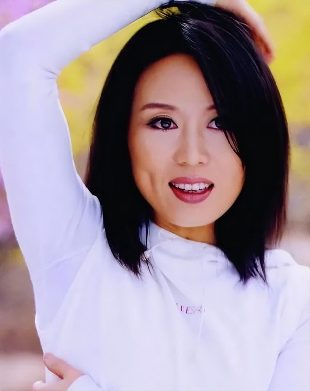 他長得帥演技好！25歲時不顧反對「娶大15歲妻子」　21年後「近況曝光」出乎意料