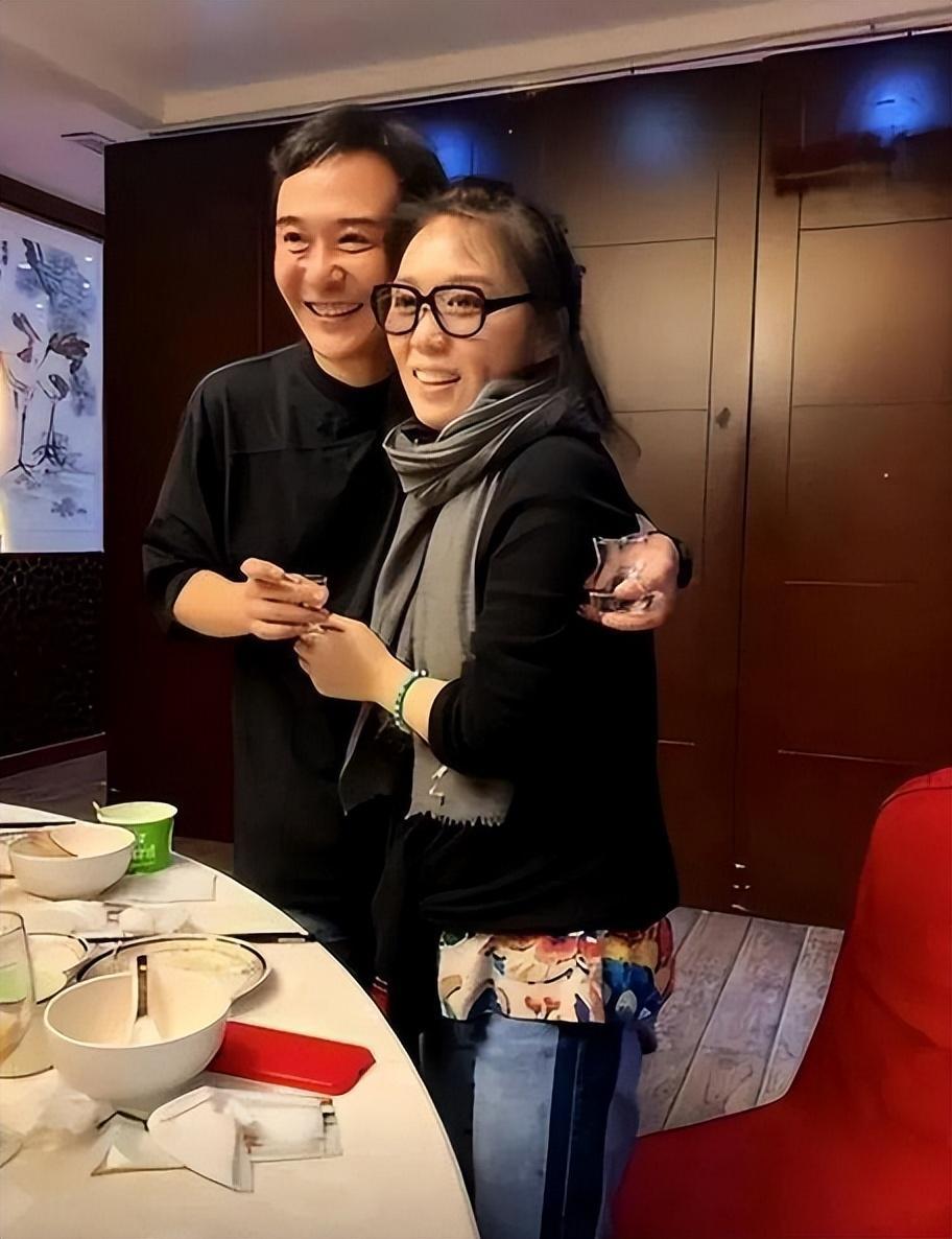他長得帥演技好！25歲時不顧反對「娶大15歲妻子」　21年後「近況曝光」出乎意料