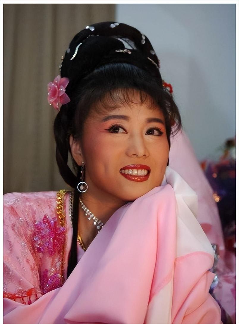 他長得帥演技好！25歲時不顧反對「娶大15歲妻子」　21年後「近況曝光」出乎意料