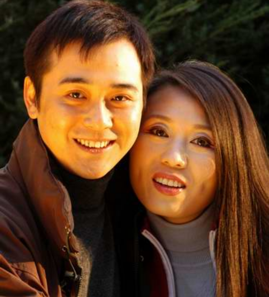 他長得帥演技好！25歲時不顧反對「娶大15歲妻子」　21年後「近況曝光」出乎意料