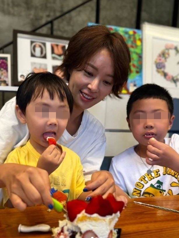 40歲大咖女星怒酸「富商尪偷吃400人」！如今「堅強當單親媽」放話：再也不結婚！