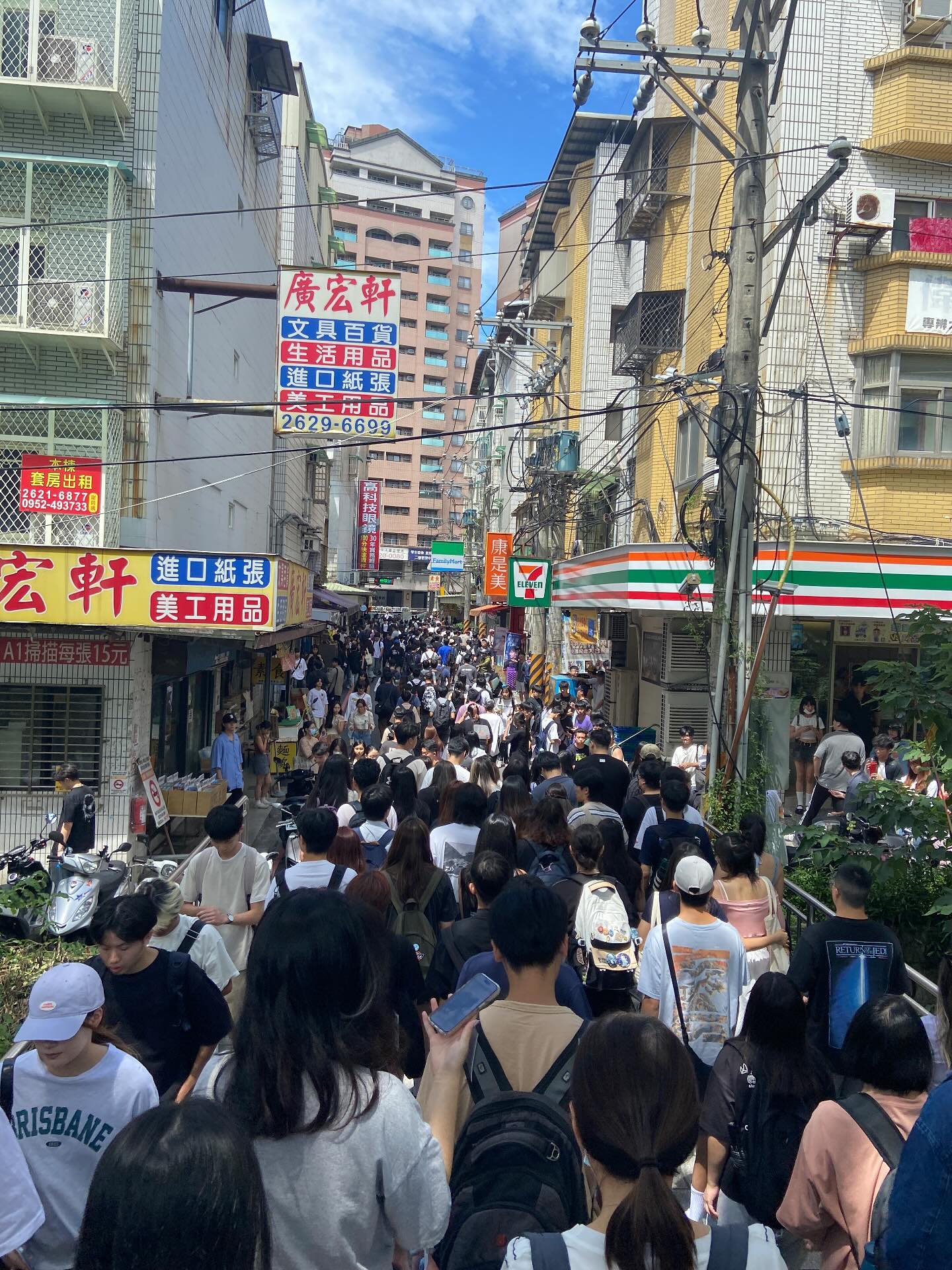 在排什麼？大批年輕人「中午突然擠爆街道」　內行人曝「已經這樣20年了」：好懷念