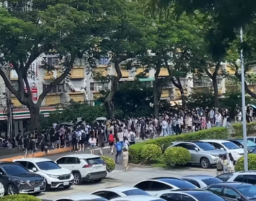 在排什麼？大批年輕人「中午突然擠爆街道」　內行人曝「已經這樣20年了」：好懷念