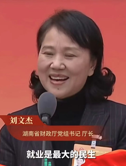 財政廳長驚傳「從13樓墜樓身亡」　目擊者嚇壞1分鐘後「其他2人也跟著墜地」