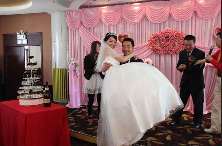 守寡多年！剛過門的媳婦卻收下100萬聘金「將我嫁給老光棍」　我做「一決定」他們全傻眼