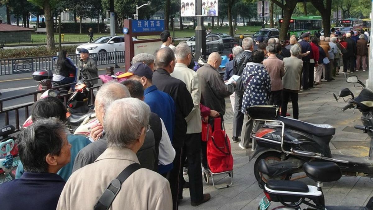 8旬嬤超市外「因為10顆雞蛋」竟倒地殞命！業者喊冤「卻遭判賠45萬」理由曝光