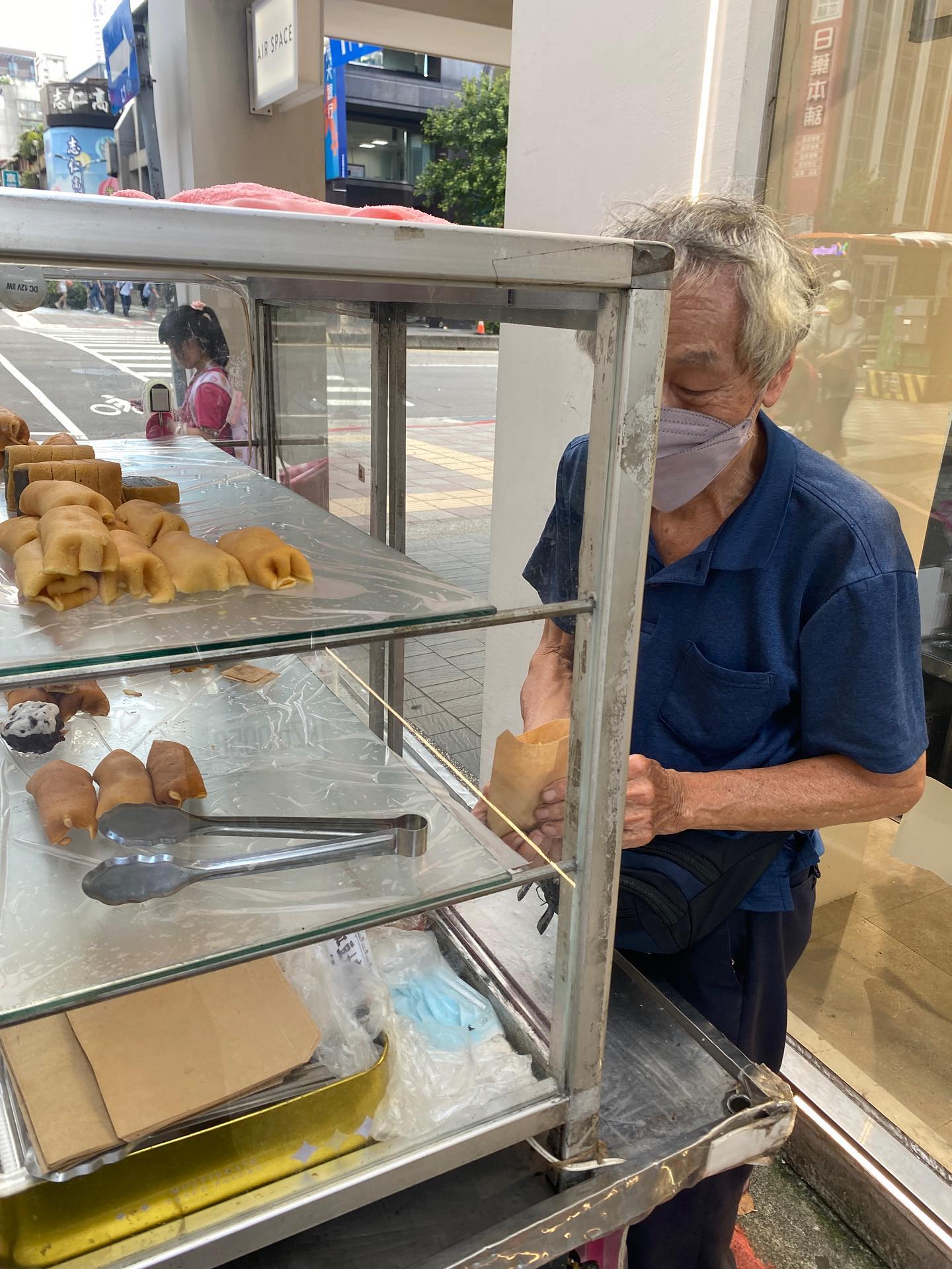 完全沒生意!駝背爺爺「路邊擺攤賣甜點」 苦等客人上門「累到忍不住打瞌睡」網號召消費